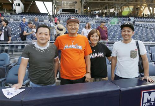 試合観戦に訪れたマーリンズのイチロー外野手と愛工大名電高の野球部で同期だった高田広秀さん（左端）と安藤祐嗣さん（左から２人目）の２人