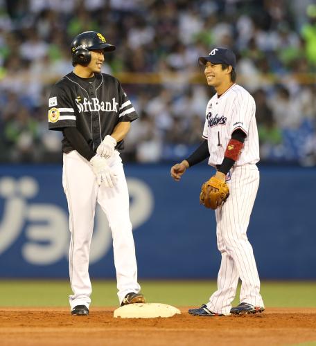 ＜ヤ・ソ＞３回２死三塁、柳田（左）が適時二塁打を放ち二塁上で山田と笑顔で話す