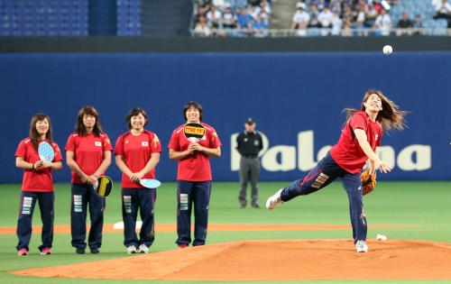 始球式に登場した吉田沙保里（右）らリオ五輪レスリング女子日本代表。後列左から登坂絵莉、川井梨紗子、土性沙羅、渡利璃穏
