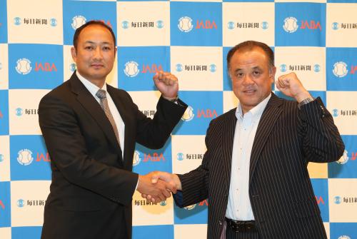Ｈｏｎｄａ熊本・岡野監督（左）は日本新薬・岩橋監督と健闘を誓い合う