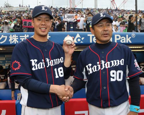 ＜ヤ・西＞初勝利のウイニングボールを持ち、田辺監督と握手をする多和田（左）