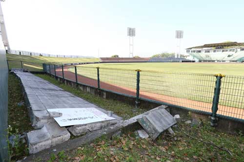 外野の壁が崩れた藤崎台県営野球場