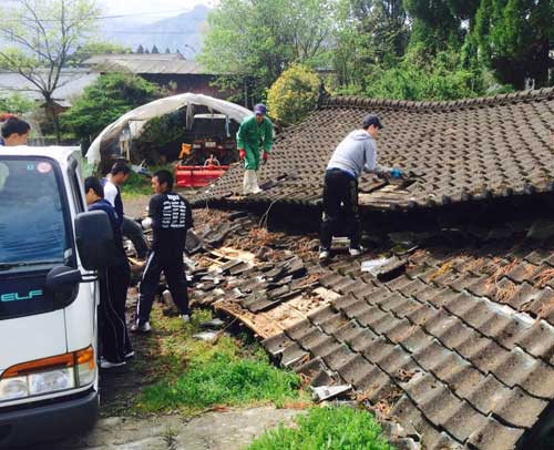 地震で崩落した家の屋根瓦を運ぶ阿蘇中央の部員（阿蘇中央高校野球部提供）