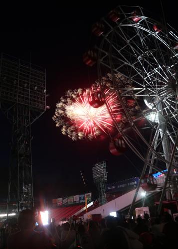 ＜楽・ソ＞スタジアム横の陸上競技場から打ち上げられた花火を楽しむファン
