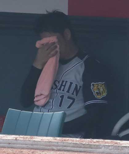 ＜広・神＞９回２死満塁、岩貞はあと１人で同点に追いつかれ降板し、涙する