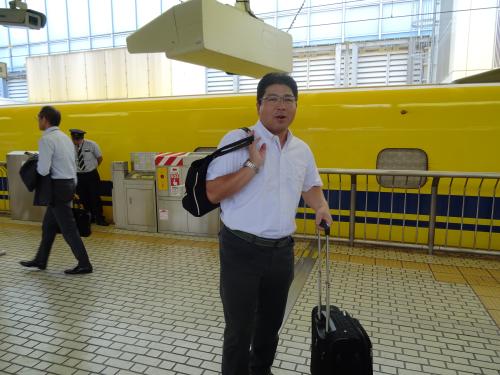 広島へ移動する際の東京駅で「幸せを呼ぶ黄色い新幹線」として見た人に幸運を呼ぶという都市伝説を持つドクターイエローに遭遇したヤクルト・真中監督