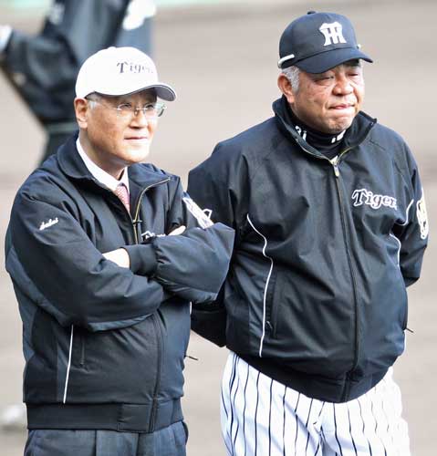 ２月の２軍キャンプで話し込む坂井オーナー（左）と掛布２軍監督