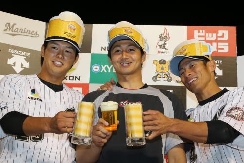 ＜ロ・西＞勝利の乾杯！ビール半額デーの勝利に笑顔の（左から）中村、唐川、荻野