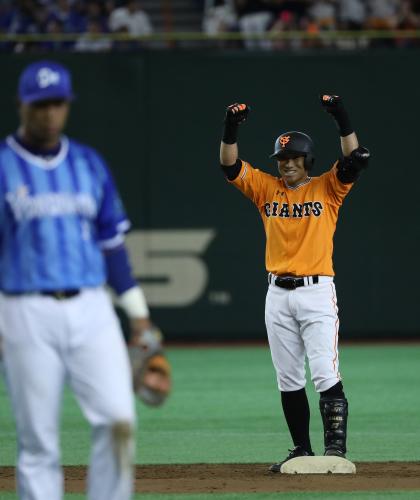 ＜巨・Ｄ＞７回２死満塁、相川は走者一掃の適時二塁打を放ちガッツポーズ