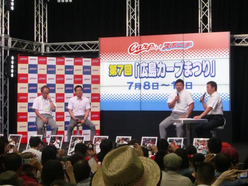 広島カープまつりのトークショーに参加する大野氏（左から２人目）