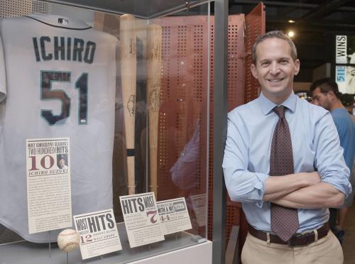 米国野球殿堂博物館に展示されているイチロー外野手のユニホームの前に立つジェフ・アイドルソン館長