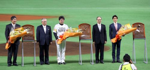 野球殿堂入り表彰で記念写真に納まる斎藤雅樹氏（左端）とソフトバンクの工藤監督（中央）ら