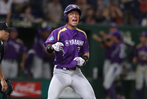 ＜ＪＦＥ東日本・ヤマハ＞１回２死一、二塁から河野の右線打で一塁から生還し雄叫びを上げる羽山