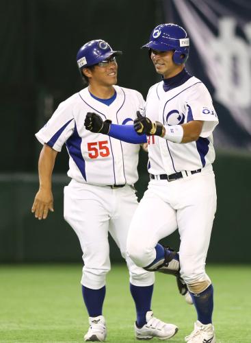＜王子・ＪＲ東日本＞延長１０回１死二塁から王子・加藤（右）が左中間にサヨナラ２ラン