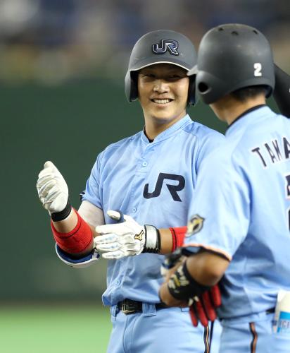 ＜新日鉄住金かずさマジック・ＪＲ西日本＞３回１死一塁　中前安打を放ち塁上で笑顔を見せるＪＲ西日本・藤沢（左）