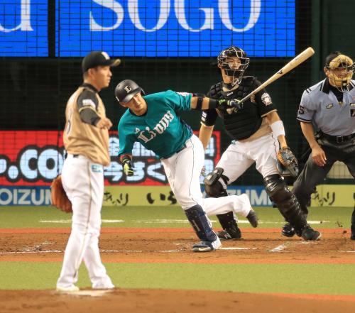 ＜西・日＞初回１死二塁、浅村は斎藤から左翼線に適時二塁打を放つ