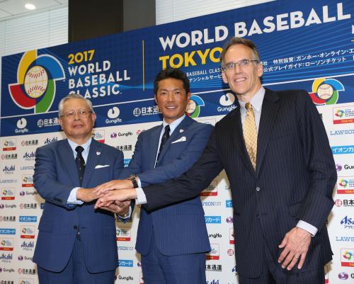 ＷＢＣ東京プール開催発表記者会見で笑顔を見せる（左から）熊崎コミッショナー、小久保監督、ジム・スモールアジア代表
