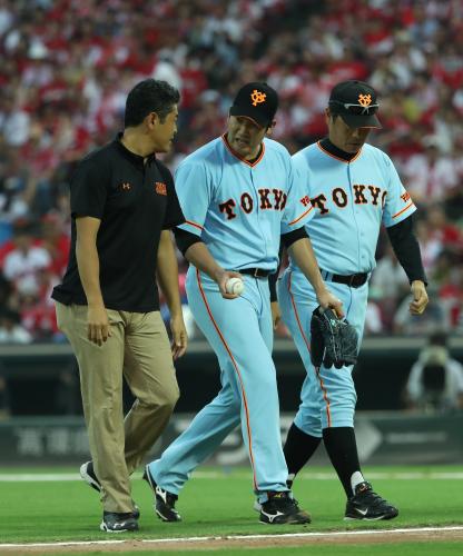 ５日の広島戦で３回無死、田中に一球投げた菅野は尾花投手コーチ（右）、トレーナーに付き添われベンチに下がる