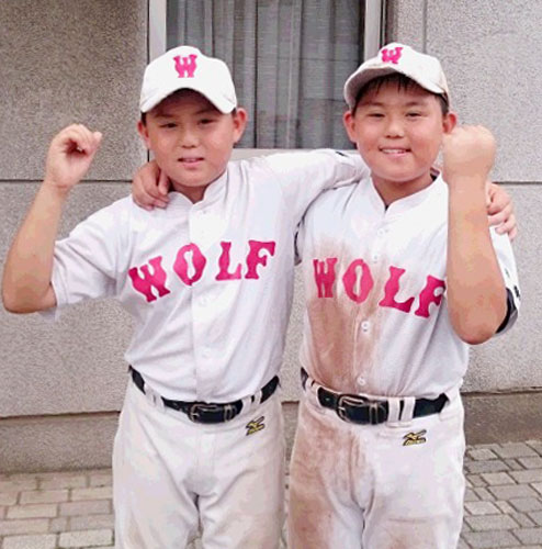 初の４強入りに貢献した富士見台ウルフ少年野球クラブの大森兄弟。兄・海（左）と弟・晴