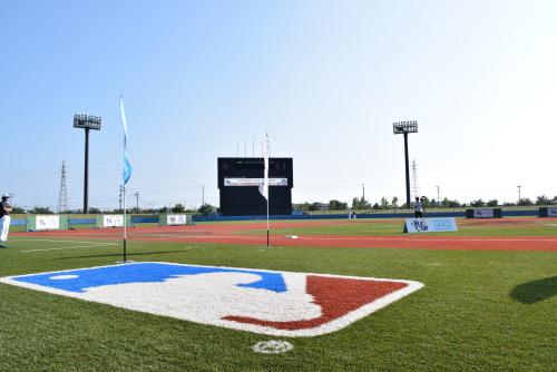 大リーグのロゴマークがプリントされた石巻市総合運動公園野球場