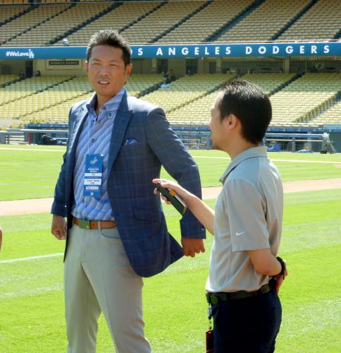 ドジャースタジアムを訪れ、球団職員から球場の説明を受けるＷＢＣ日本代表の小久保監督（左）