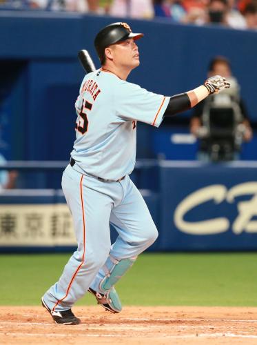 ４回表１死一塁、巨人・村田は右越えに２点本塁打を放つ