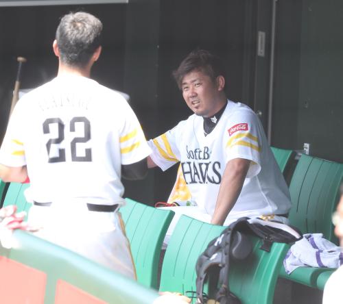 シート打撃に登板後、捕手・斐紹（左）と話す松坂