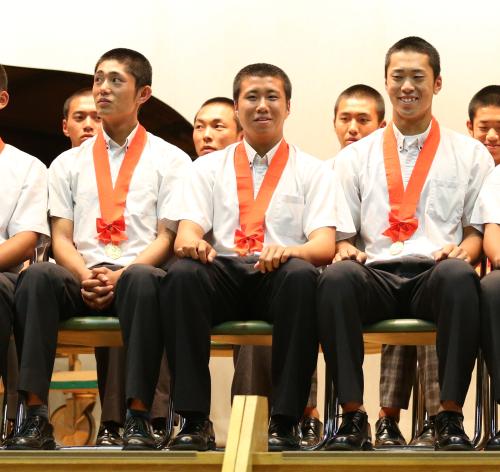 優勝報告会で笑顔を見せる、作新学院の（前列左から）今井、鮎ケ瀬、入江