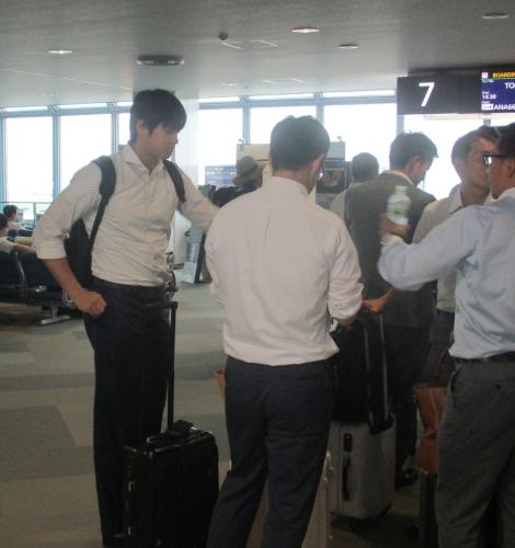 新千歳空港でナインと談笑する日本ハム・大谷（左）