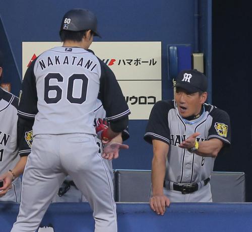 初回２死二塁、坂本の中適時二塁打で生還した中谷（左）を迎える阪神・金本監督