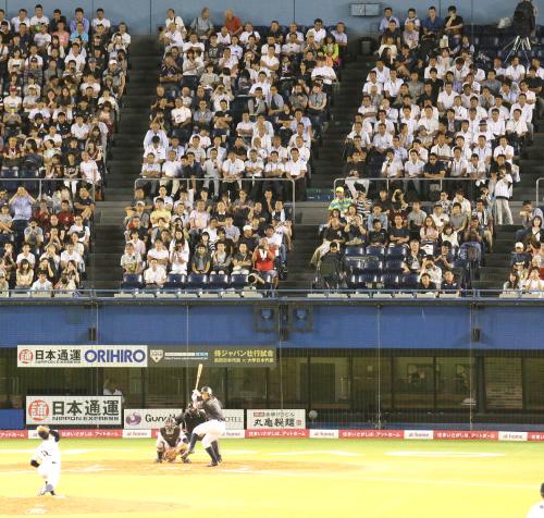 ＜高校日本代表・大学日本代表＞バックネット裏ではプロ野球スカウト陣が今井の投球を見つめる