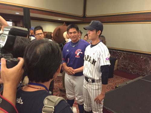 高校日本代表・「台湾の大谷」こと陳琥（左）と握手を交わす作新学院の今井