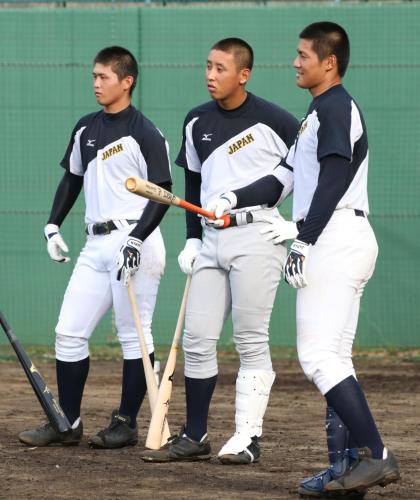 打撃練習の順番を待つ（左から）花咲徳栄・高橋、横浜・藤平、履正社・寺島