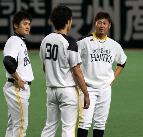 投手練習で中田（左）、武田（中央）と雑談する松坂