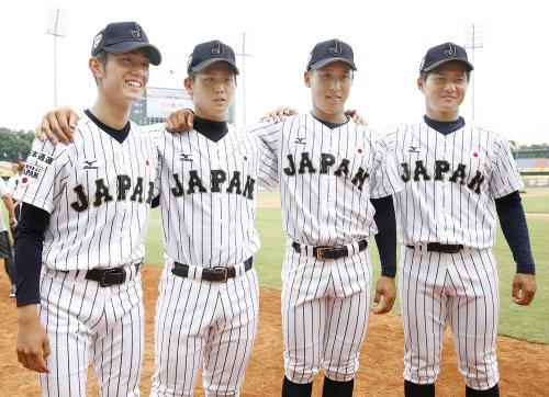 香港に大勝し、笑顔で肩を組む（左から）今井、高橋、藤平、寺島