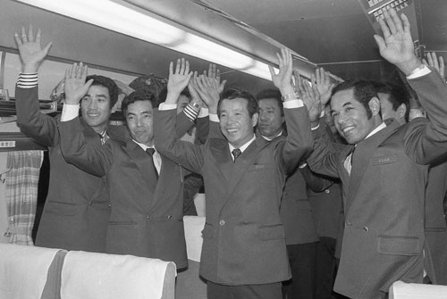 １９８０年１０月１７日、リーグ優勝を新幹線の中で喜ぶ古葉監督（中央）ら広島ナイン