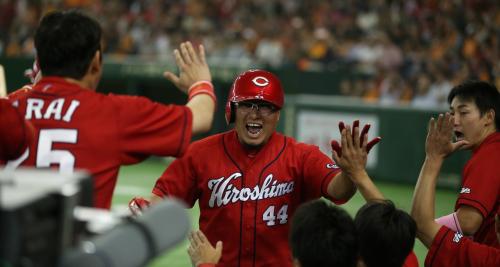 ＜巨・広＞４回無死、松山が勝ち越し本塁打を放ち会心の笑顔