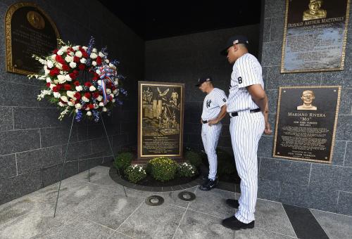 米国同時多発テロ事件の追悼レリーフの花輪を手向けたヤンキースのジラルディ監督（左）とベタンセス　（ＡＰ）