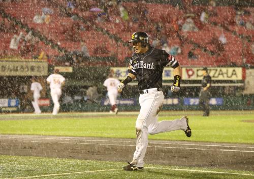 ＜楽・ソ＞７回１死二塁で、雨天中断となり二塁走者・松田がベンチへ急いで戻る
