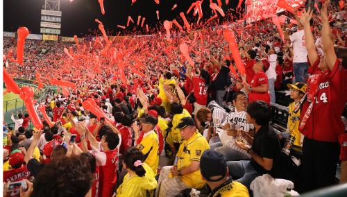 ＜神・広＞７回、阪神ファンの前で赤いジェット風船をあげる広島ファン