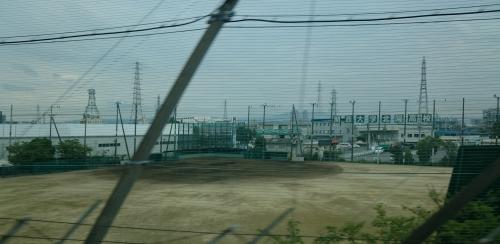 街中に野球場が現れると思わず見入る。写真は新幹線車窓から見える関大北陽グラウンド