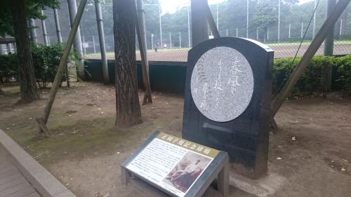 「まりを投げたき」の句碑が建つ正岡子規記念球場