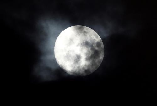 ＜神・Ｄ＞雲の切れ間から見えた中秋の名月