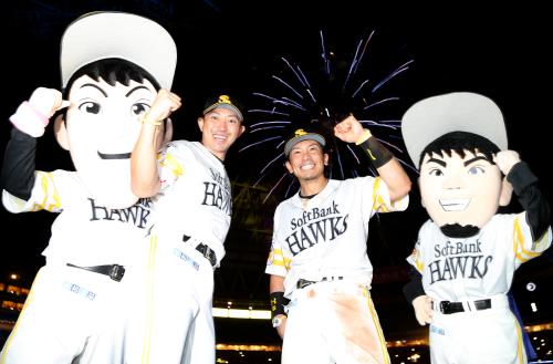 ＜ソ・オ＞勝利の花火を背にガッツポーズする（左から）ウッチー君、内川、松田、マッチ君