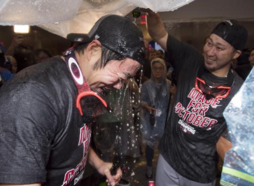 ＜ヤンキース・レッドソックス＞３年ぶりの地区優勝を決め、田沢（右）からシャンパンをかけられるレッドソックス・上原