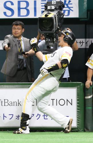 ＜ソ・楽＞２回無死右中間越え本塁打を放った松田は「熱男」と叫ぶ
