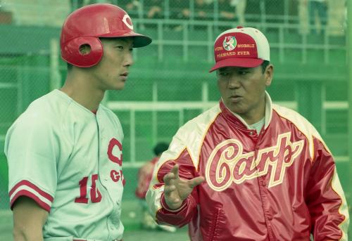 ９５年２月、春季キャンプで金本（左）に指導するコーチ時代の山本さん