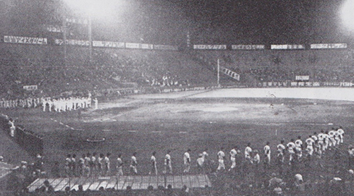 東京オリンピック開催のため、阪神―南海の日本シリーズは史上初めてナイターとなった（１９６４年１０月１日・甲子園）＝『阪神タイガース　昭和のあゆみ』＝。スタンドは空席が目立った