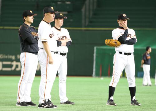 練習を見つめる（右から）尾花投手コーチ、豊田投手コーチ、村田真ヘッドコーチ、高橋監督