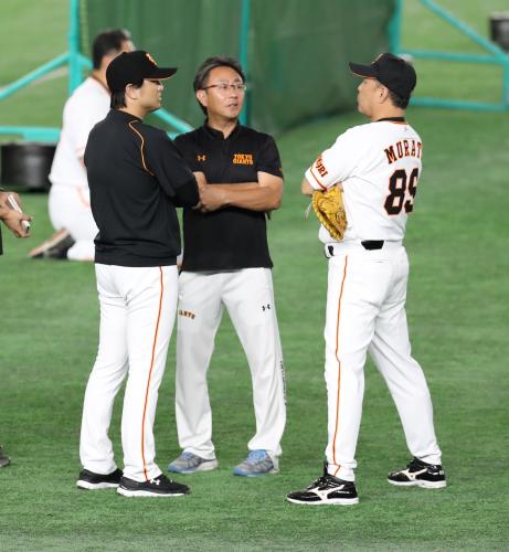 大塚トレーナー（中央）の報告を受ける高橋監督（（左）と村田真ヘッドコーチ（右）